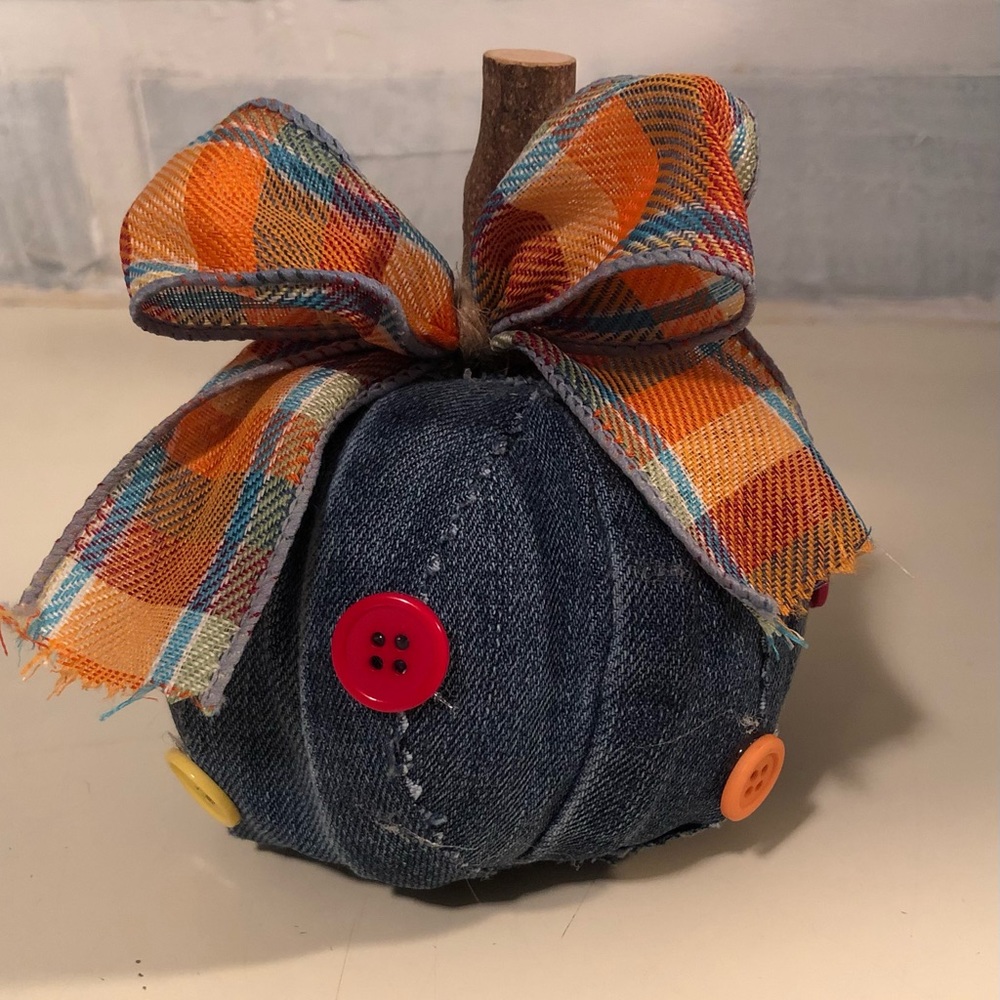 Small Denim Pumpkin with buttons
4” pumpkin 5” tall with stem